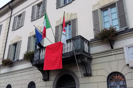 /Drappo rosso in Municipio a Tirano