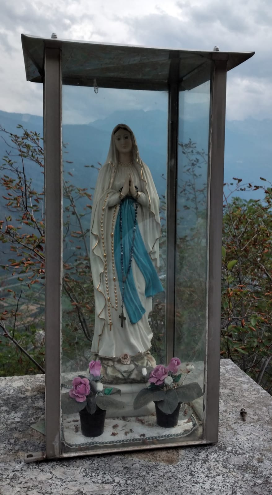 /La Croce è stata posizionata l'11 febbraio 2002 e per ricordare la ricorrenza della Apparizione della Madonna di Lourdes è stata collocata sull'altare la statua della Madonna.