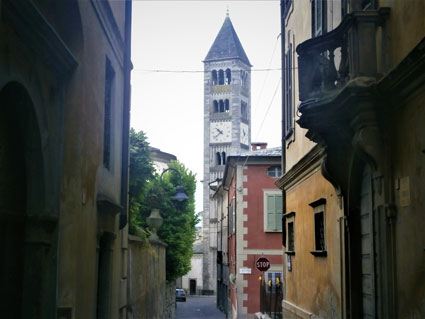 La parrocchiale vista da via Visconti Venosta