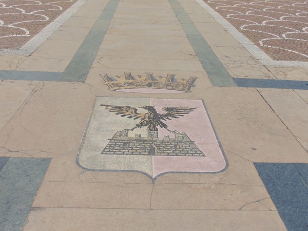 /Lo stemma del comune di Tirano impresso sulla pavimetazione
