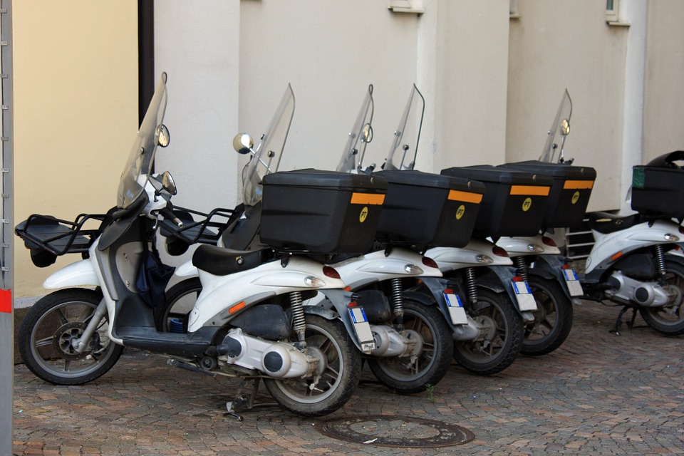 scooter poste italiane parcheggiati