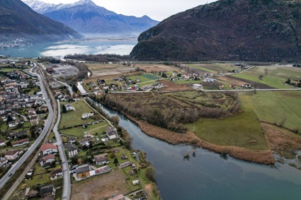 /In primo piano a destra: discarica del Giumello (Comune di Samolaco), sullo sfondo: area ex Falck (Comune di Novate Mezzola) in basso Pozzo di Riva