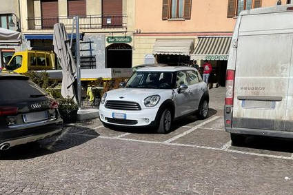 /Parcheggi abusivi in Piazza Cavour a Tirano