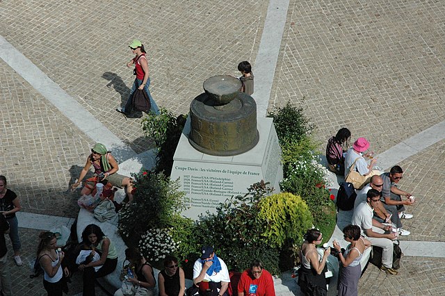 /Un monumento alla Coppa Davis allo Stade Roland Garros di Parigi