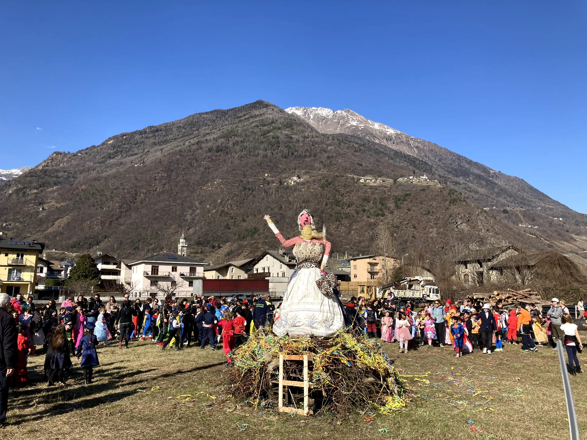 /alla scuola Vido di Tirano si brucia la vecchia (1)