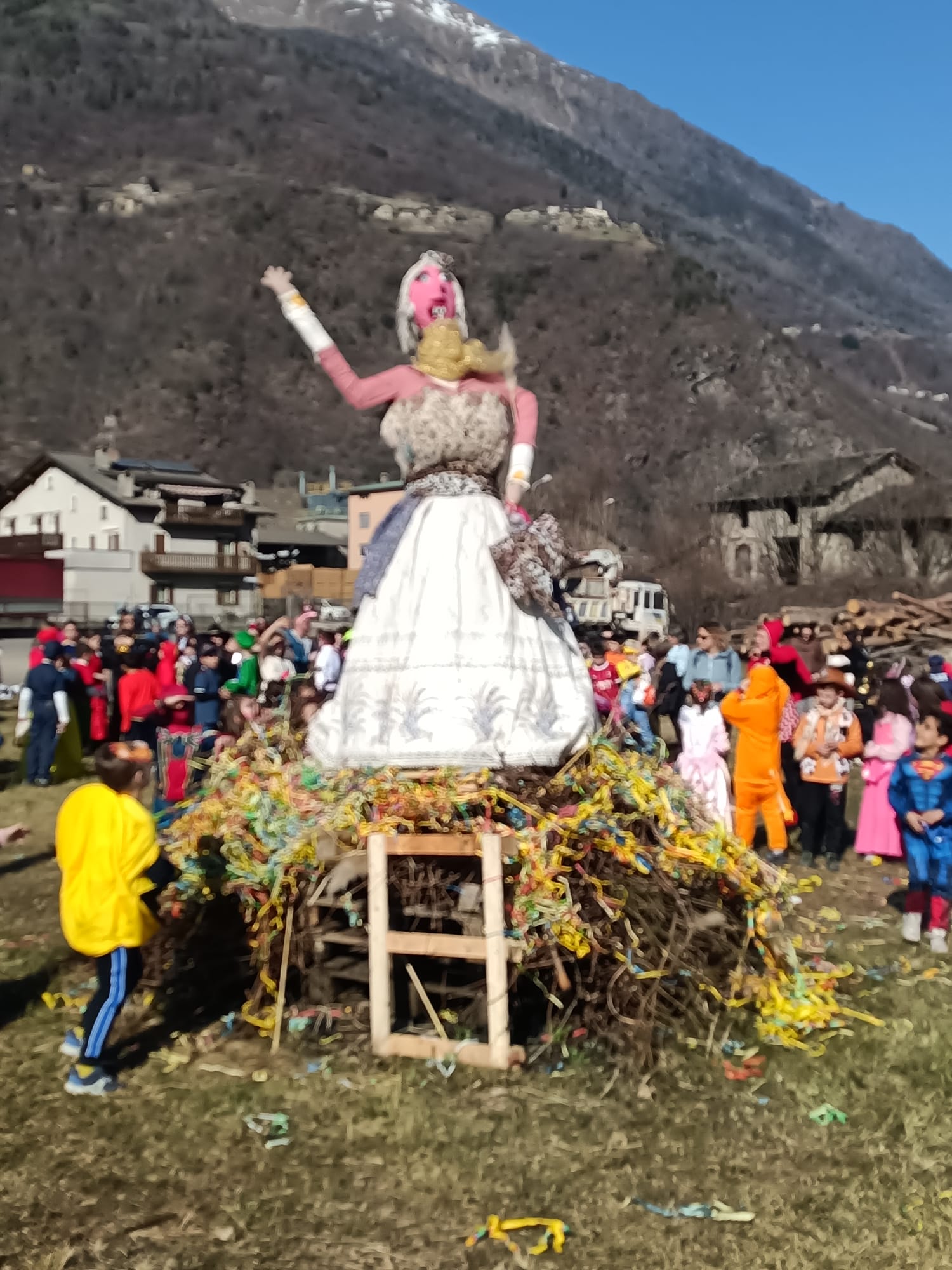 /alla scuola Vido di Tirano si brucia la vecchia (12)