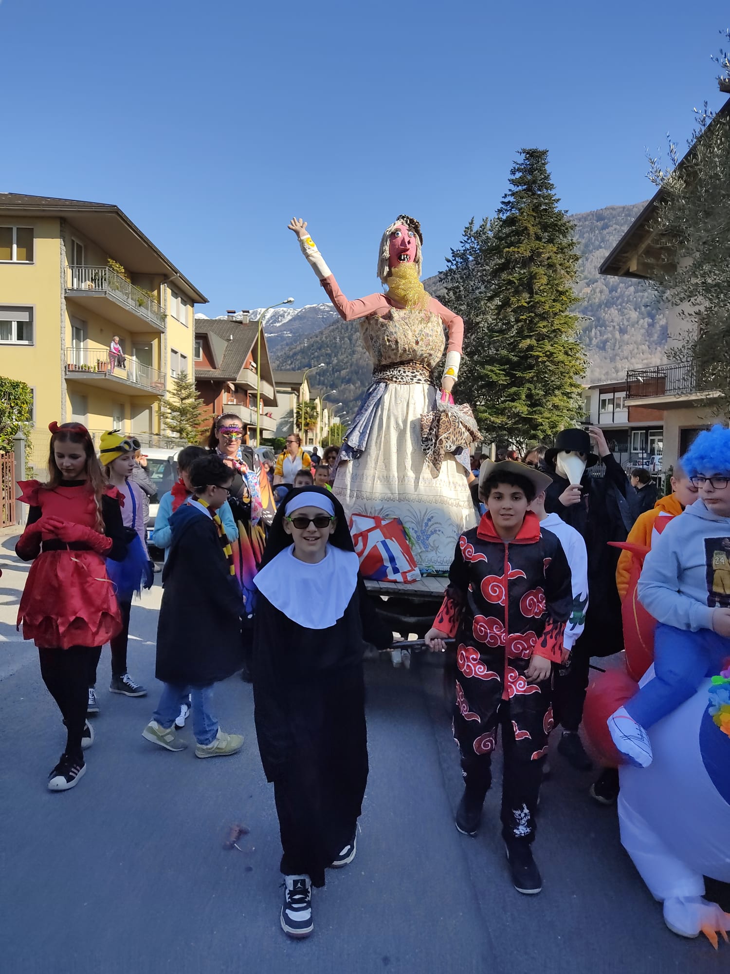 /alla scuola Vido di Tirano si brucia la vecchia (2)