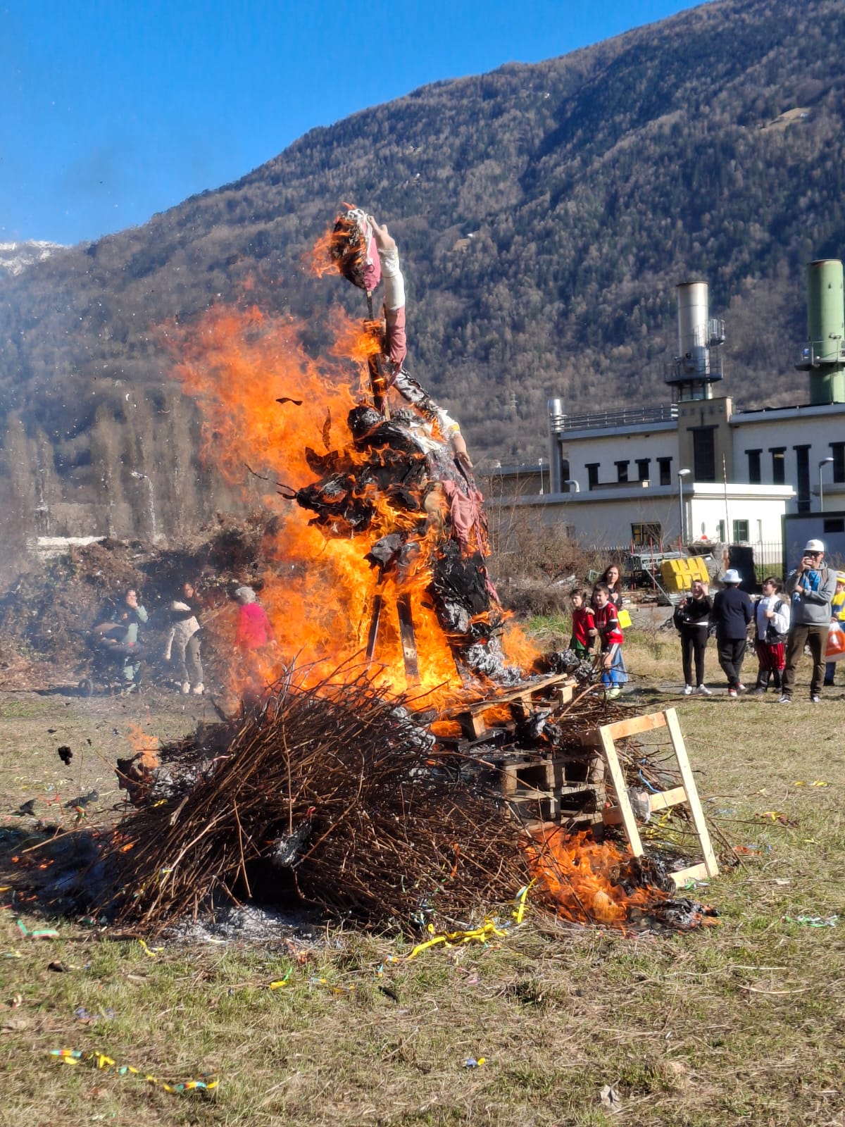 /alla scuola Vido di Tirano si brucia la vecchia (3)