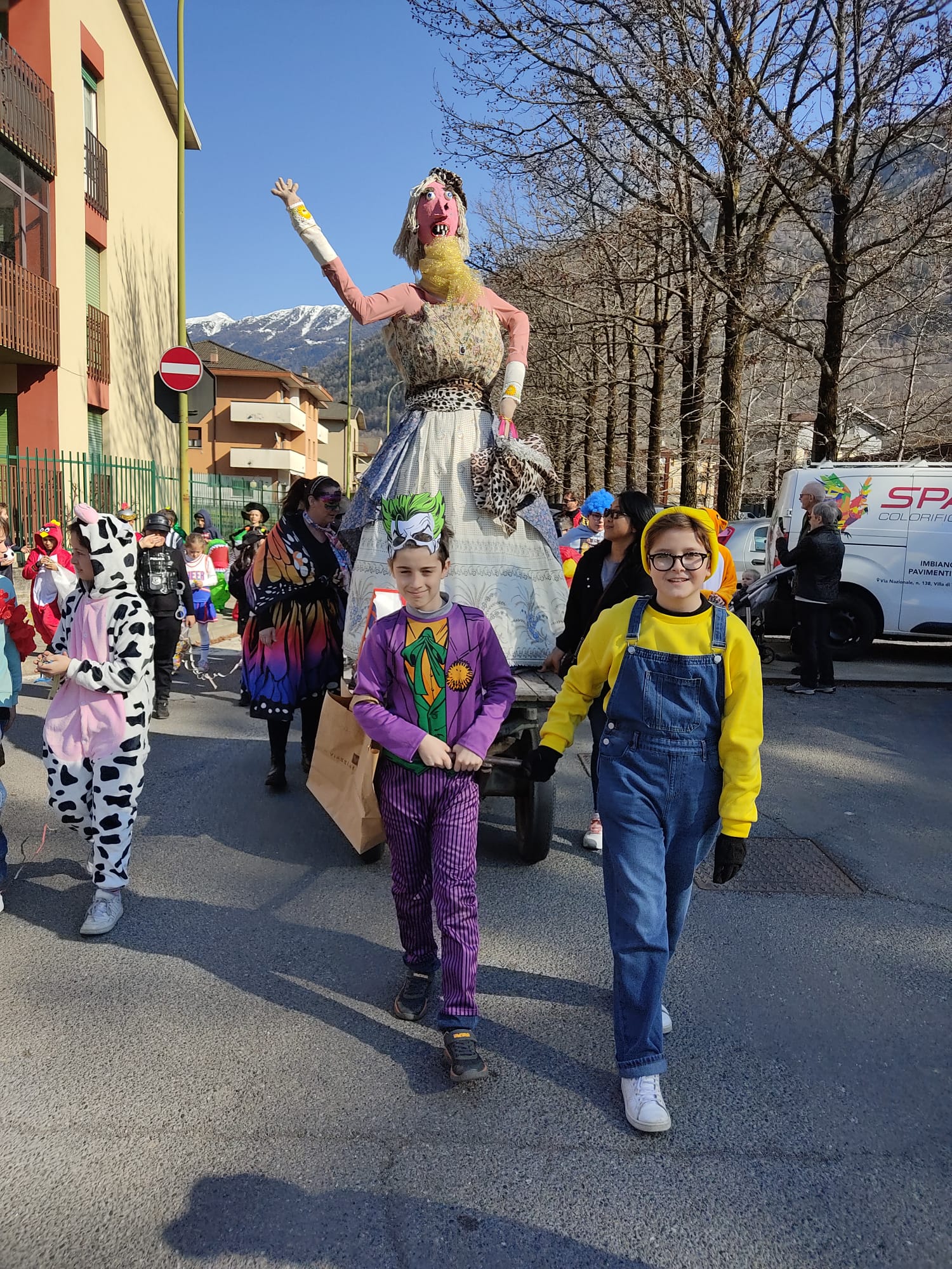 /alla scuola Vido di Tirano si brucia la vecchia (4)