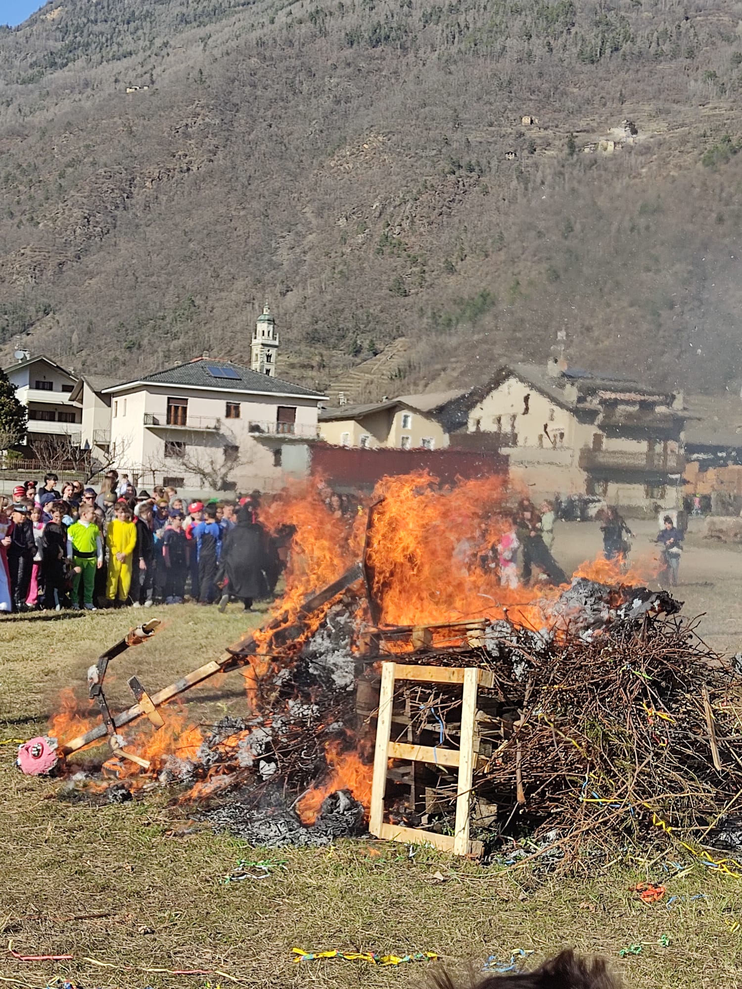 /alla scuola Vido di Tirano si brucia la vecchia (7)