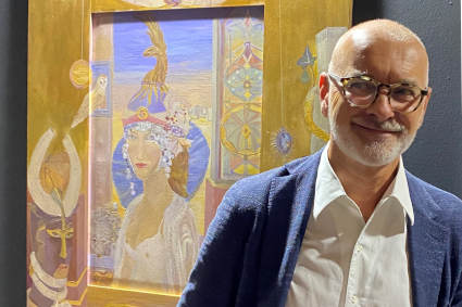 Il critico Angelo Crespi davanti al dipinto di Galanga