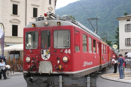 /Il trenino rosso transita a Madonna di Tirano