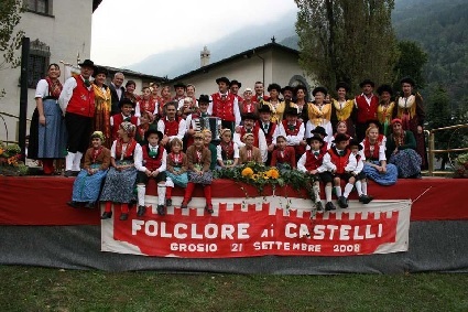 /Festa degli 'Amici nel folklore' all'oratorio di Grosio