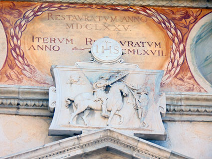 /L'antico stemma della Comunità di Tirano sul portale maggiore