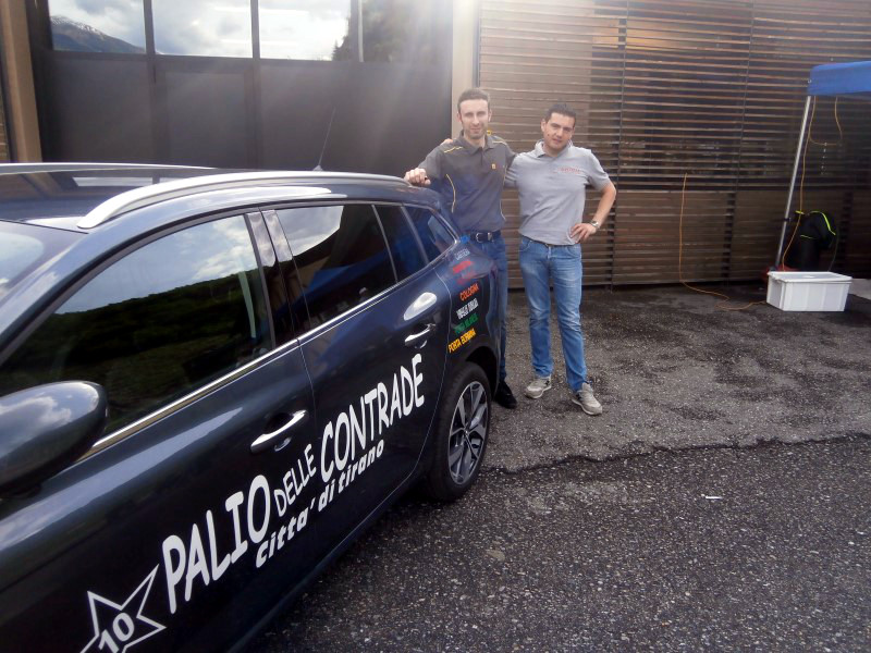/Danilo Del Simone con Fabio Rinaldi, titolare della Rinaldi Auto, presentano la vettura ufficiale del Palio 2017
