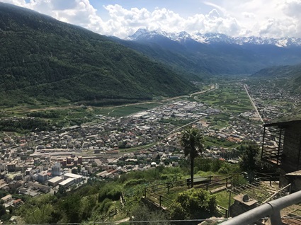 /Abbraccio: Tirano e Villa di Tirano