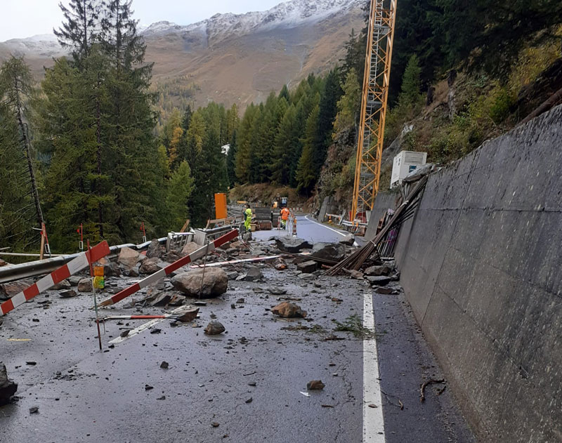 /Strada del Bernina chiusa per caduta massi