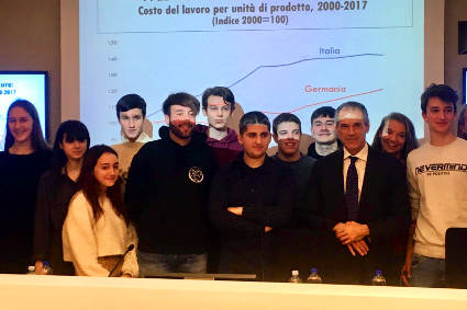 /Gli studenti valtellinesi durante l'incontro con Cottarelli alla sede di Arca Fondi SGR a Milano