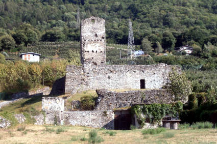 Il castello di S. Maria (Castelàsc) sull’ arco morenico