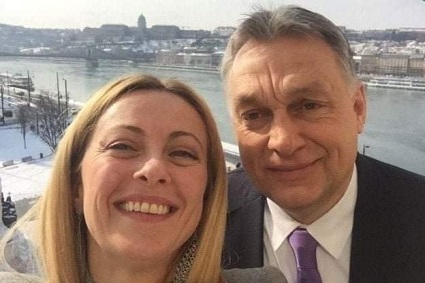 /Selfie di Giorgia Meloni e Viktor Orban a Budapest