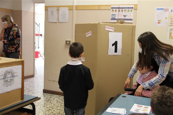 /A scuola di democrazia alla primaria Marinoni (7)