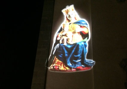 immagine della Madonna proiettata sul Santuario