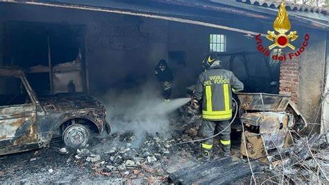 /Allarme a Tirano per l'incendio in un garage