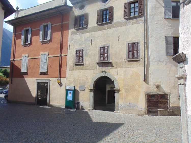 /L'esterno di palazzo Foppoli ed il portale d'ingresso