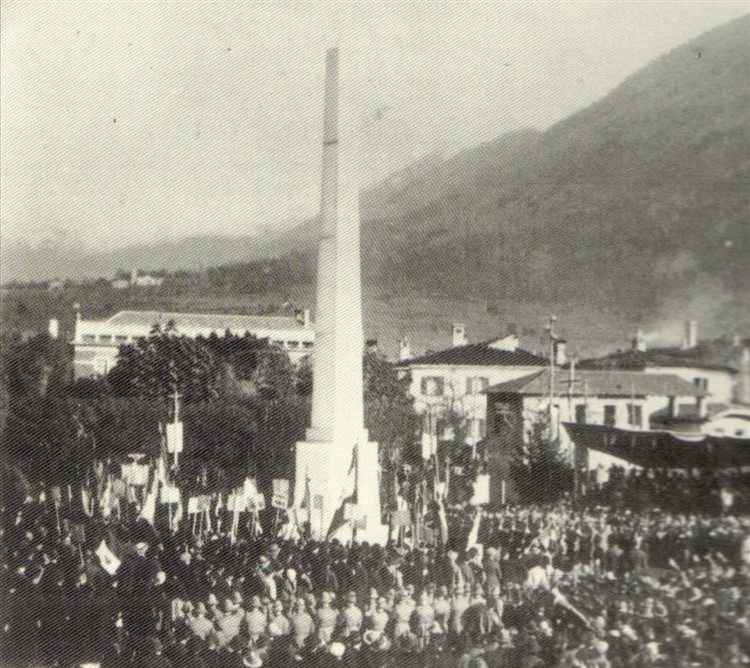 /L'inaugurazione del monumento ai Caduti in piazza Marinoni
