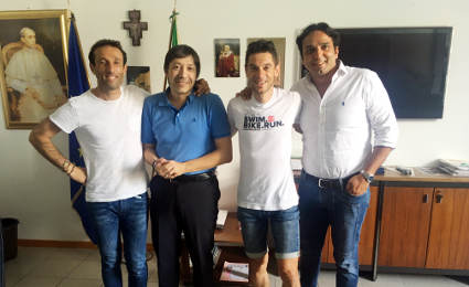 /L'incontro fra Marco De Gasperi (secondo da destra) e Fabio Molinari (terzo da destra)