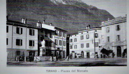 La piazza del Mercato ed lo storico Caffè Lorandi, Tirano