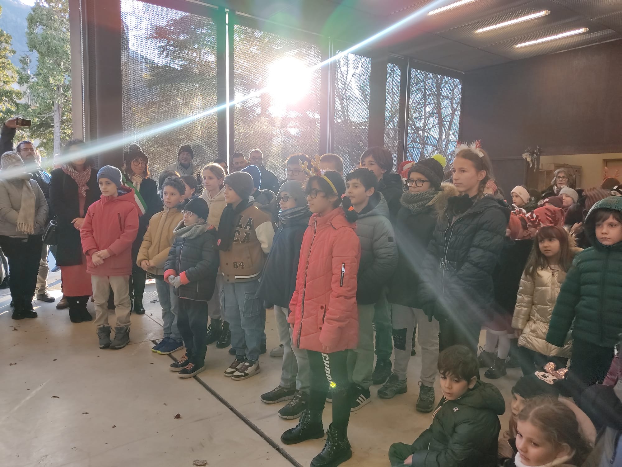 /la Scuola Vido inaugura il Natale con canti e giochi (10)