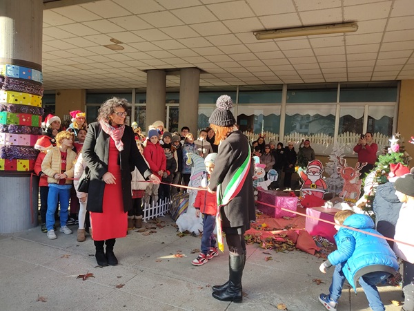 /la Scuola Vido inaugura il Natale con canti e giochi