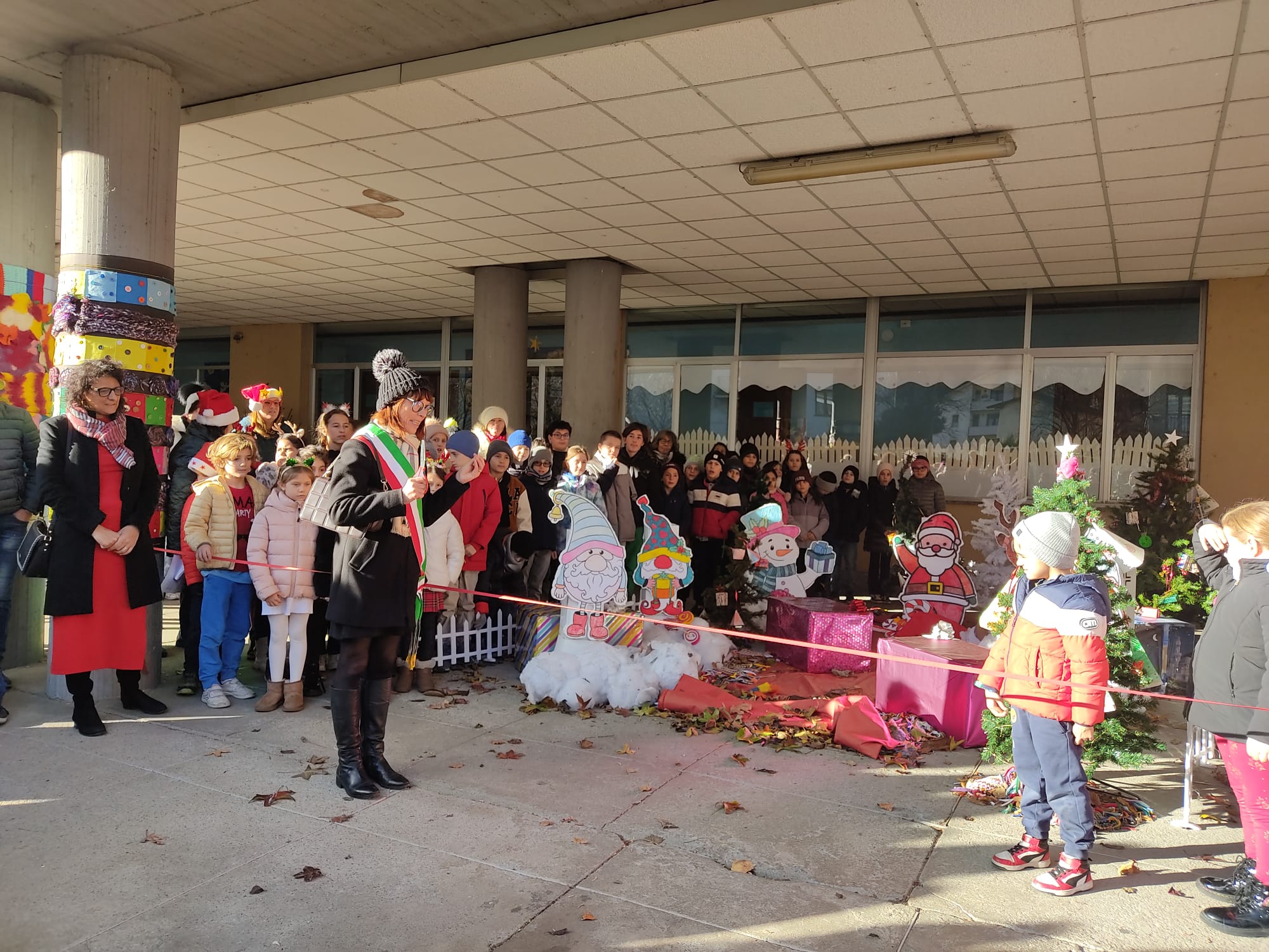 /la Scuola Vido inaugura il Natale con canti e giochi (12)