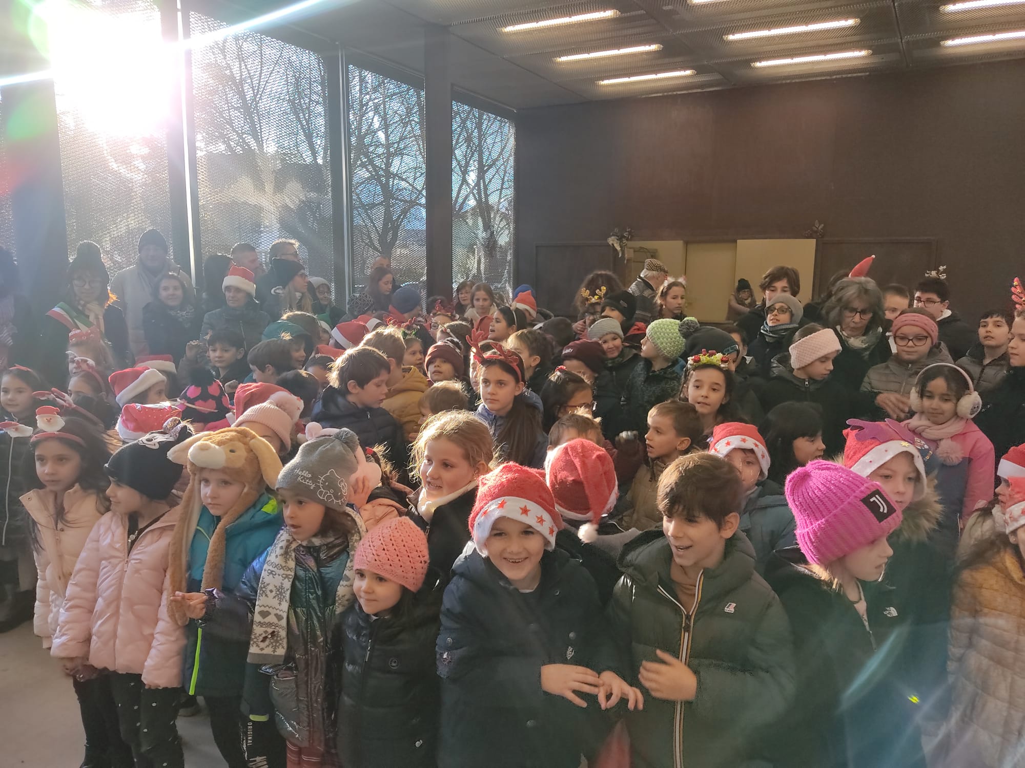 /la Scuola Vido inaugura il Natale con canti e giochi (13)