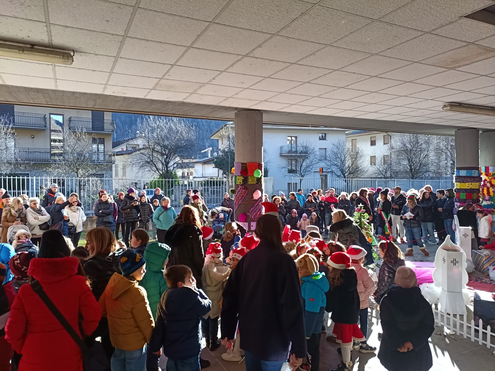 /la Scuola Vido inaugura il Natale con canti e giochi (2)