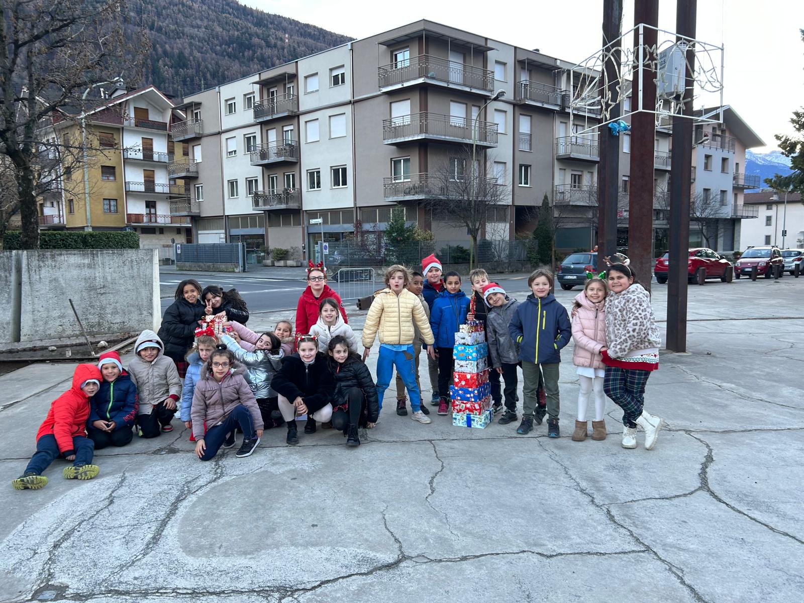 /la Scuola Vido inaugura il Natale con canti e giochi (3)