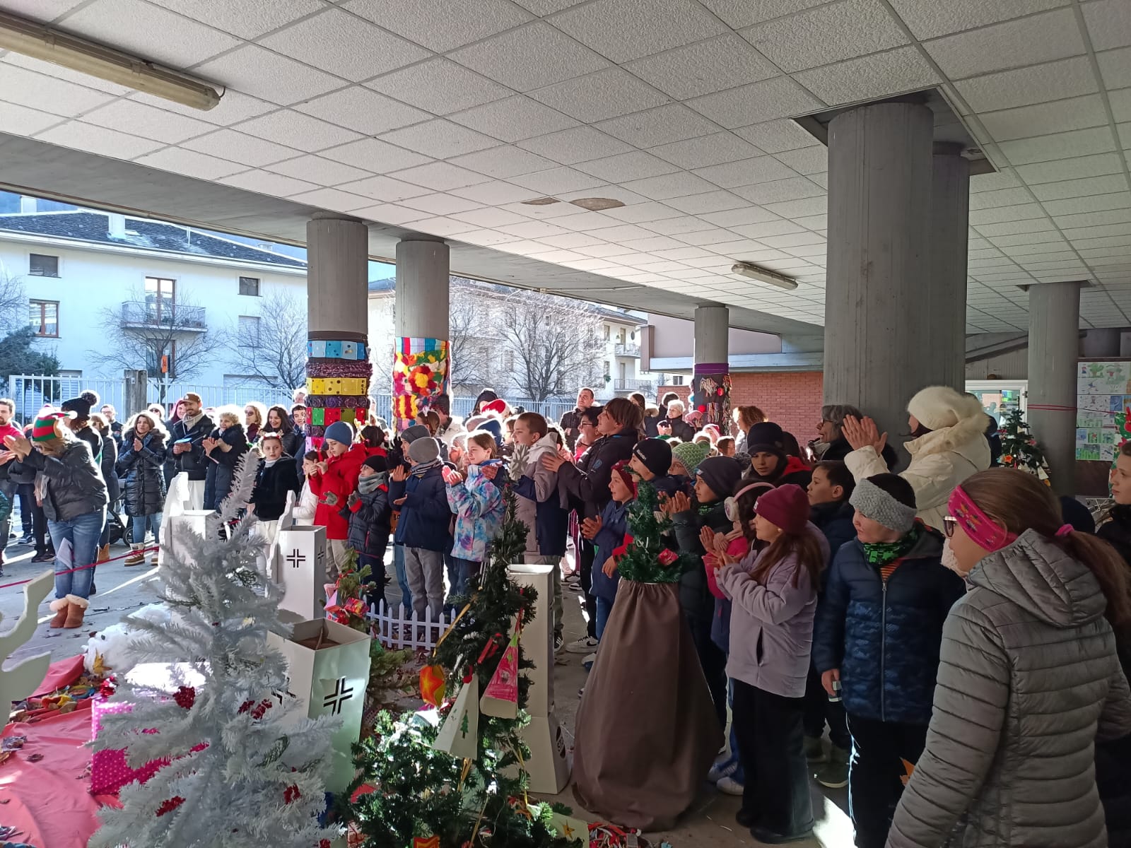 /la Scuola Vido inaugura il Natale con canti e giochi (4)