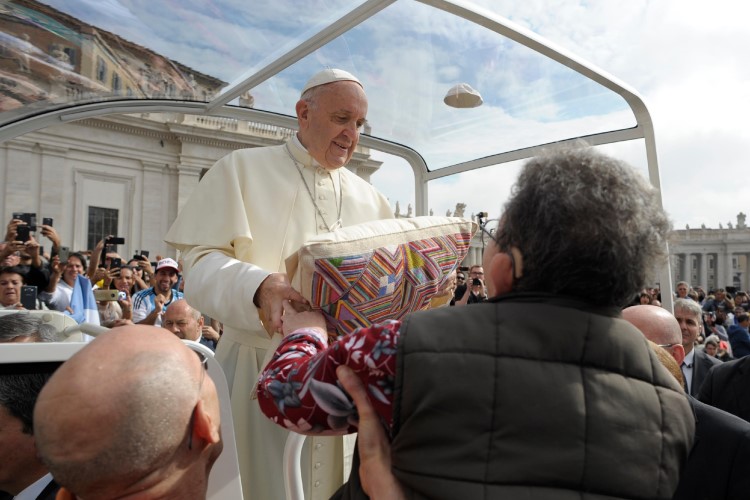 /Patrizia consegan cuscino al Papa