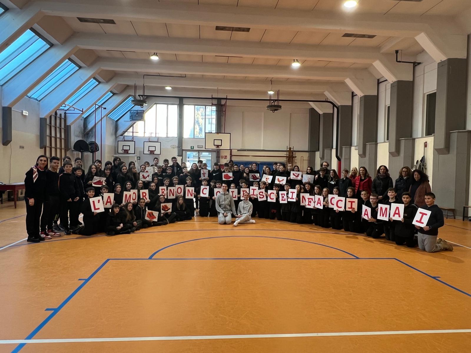 /Flash Mob alla secondaria di Grosotto: “L’amore non colpisce in faccia mai!”