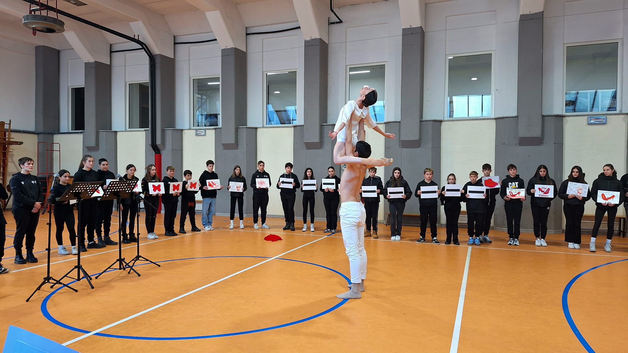 /Flash Mob alla secondaria di Grosotto: “L’amore non colpisce in faccia mai!”