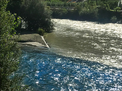 /Confluenza nella zona della “Gand “ tra il torrente Poschiavino (acque chiare) e l’Adda (acque grigie)