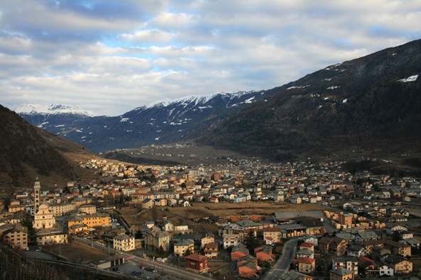 /Panoramica di Tirano con al centro la zona Verde, sulla destra la zona prativa del Rodùn