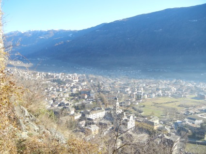 Città di Tirano e al centro “ l’isola verde “