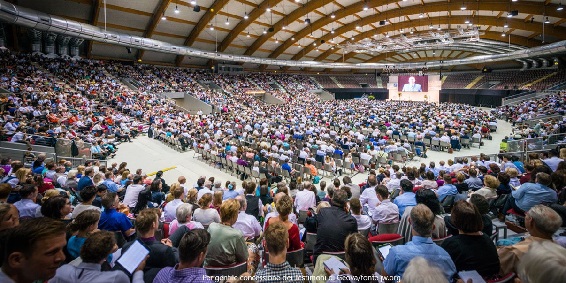 /Anche a Milano migliaia di persone per il congresso annuale dei Testimoni di Geova