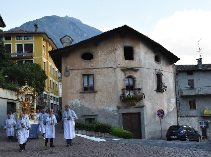 La comunità di Grosotto ha salutato don Andrea