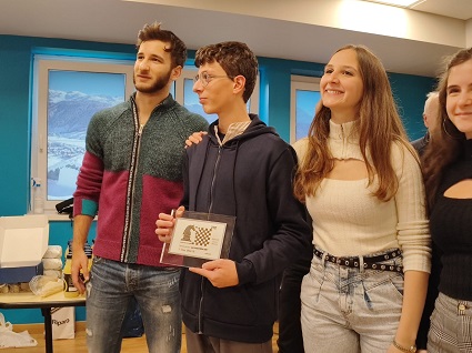 Smatoteda 2022 Livigno - Il campione provinciale Junior Alessandro Gianatti premiato dai Manoni