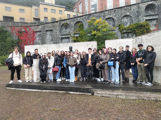 /Gli studenti del Pinchetti in visita al Morelli