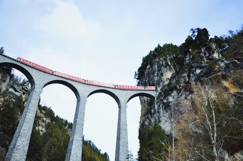 iI treno diretto verso l'Europa si allontana da Tirano